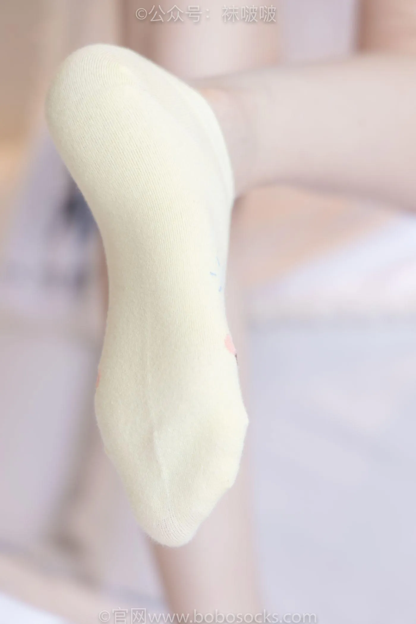 [BoBoSocks袜啵啵]NO.081 稚予- AJ、浅黄色短棉袜、浅蓝色短棉袜、裸足（花絮版） [145P]插图1